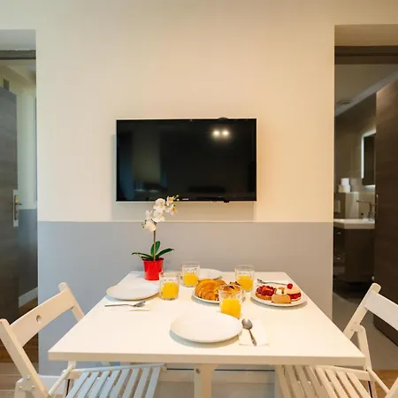 Stunning Modern Red Near Bastille-marais Daire