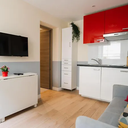 Stunning Modern Red Near Bastille-marais Apartment